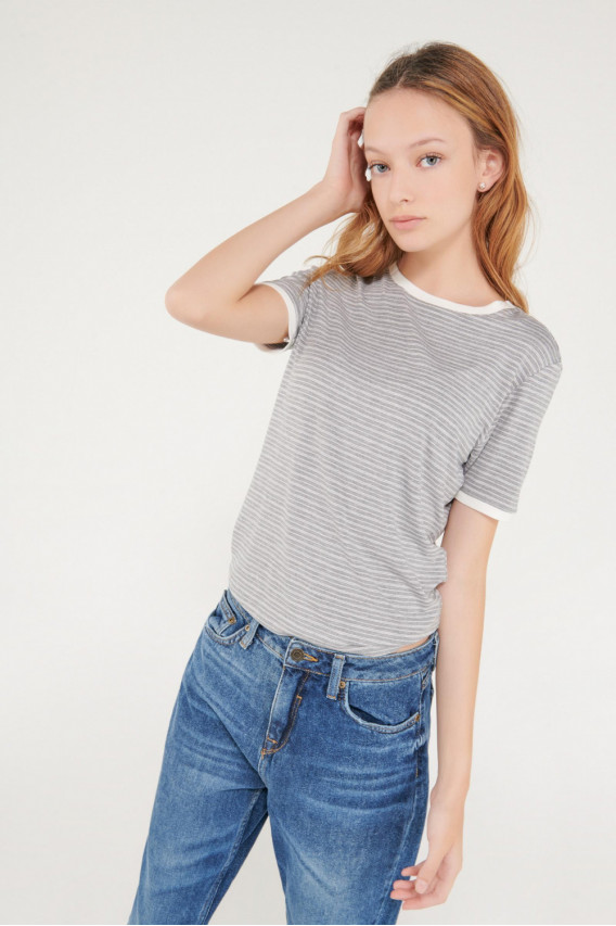 Camiseta cuello redondo, manga corta con puño en contraste, con estampado