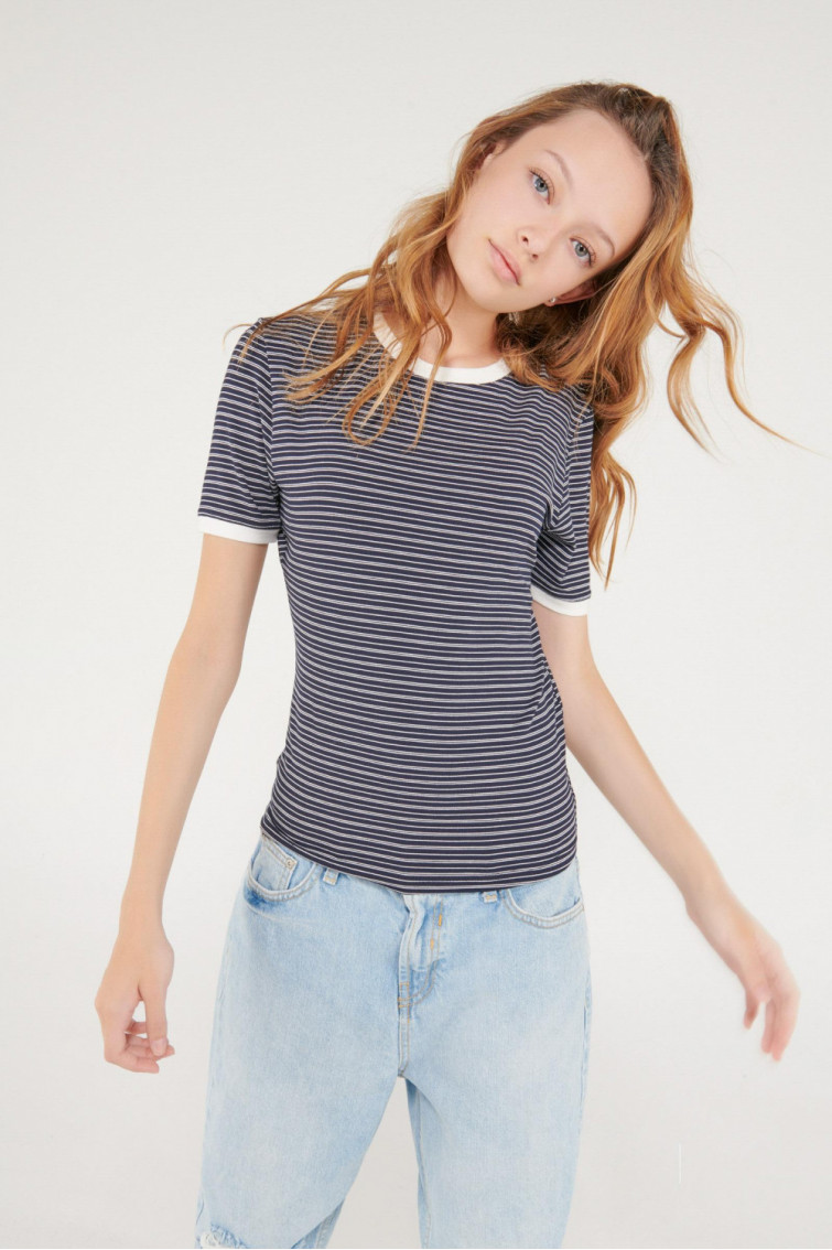 Camiseta cuello redondo, manga corta con puño en contraste, con estampado