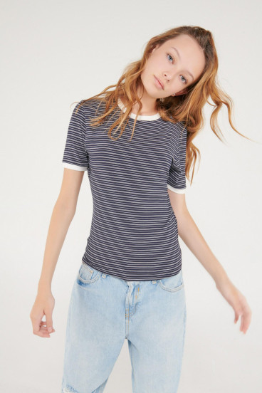 Camiseta cuello redondo, manga corta con puño en contraste, con estampado