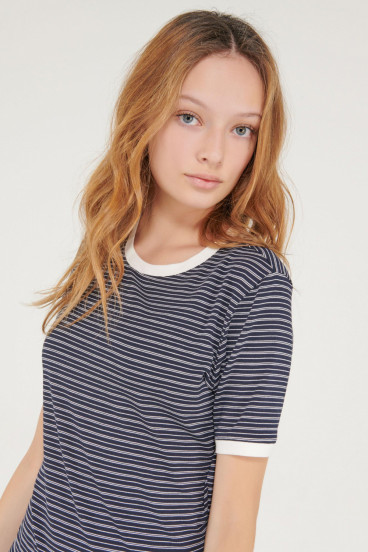 Camiseta cuello redondo, manga corta con puño en contraste, con estampado