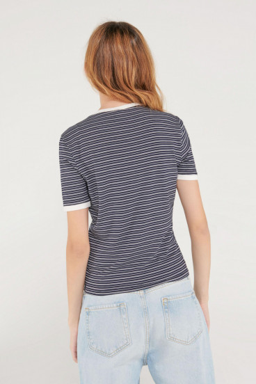 Camiseta cuello redondo, manga corta con puño en contraste, con estampado