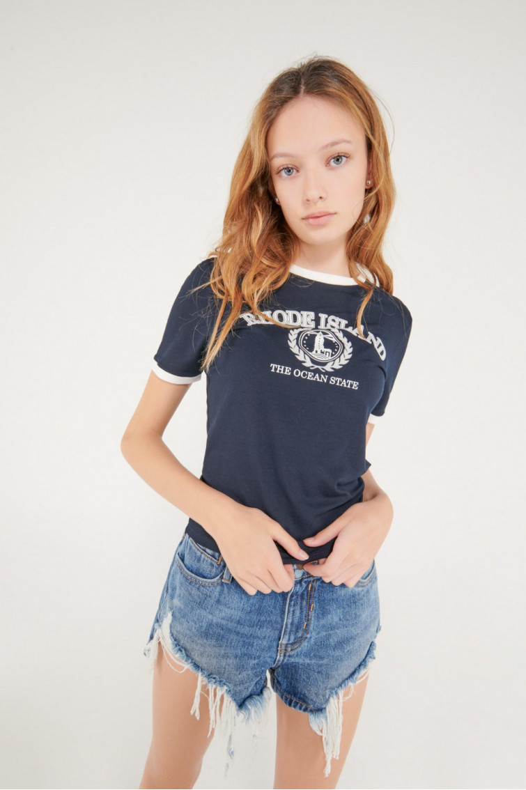 Camiseta cuello redondo, manga corta con puño en contraste, con estampado