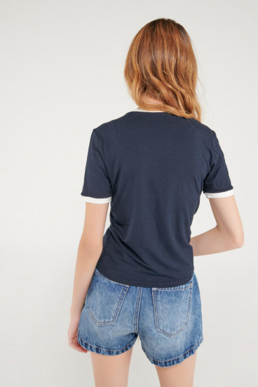 Camiseta cuello redondo, manga corta con puño en contraste, con estampado