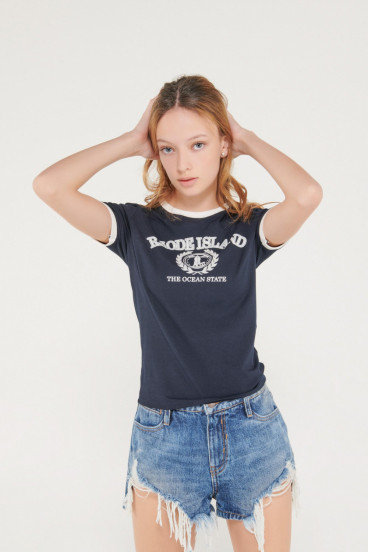 Camiseta cuello redondo, manga corta con puño en contraste, con estampado