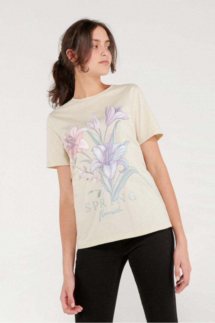 Camiseta manga corta con estampado en frente.