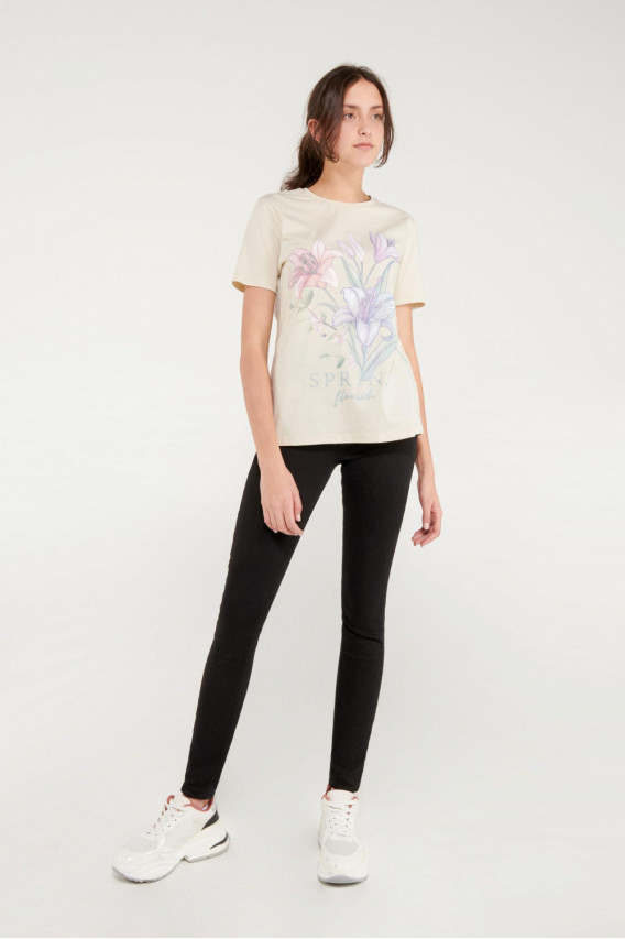 Camiseta manga corta con estampado en frente.