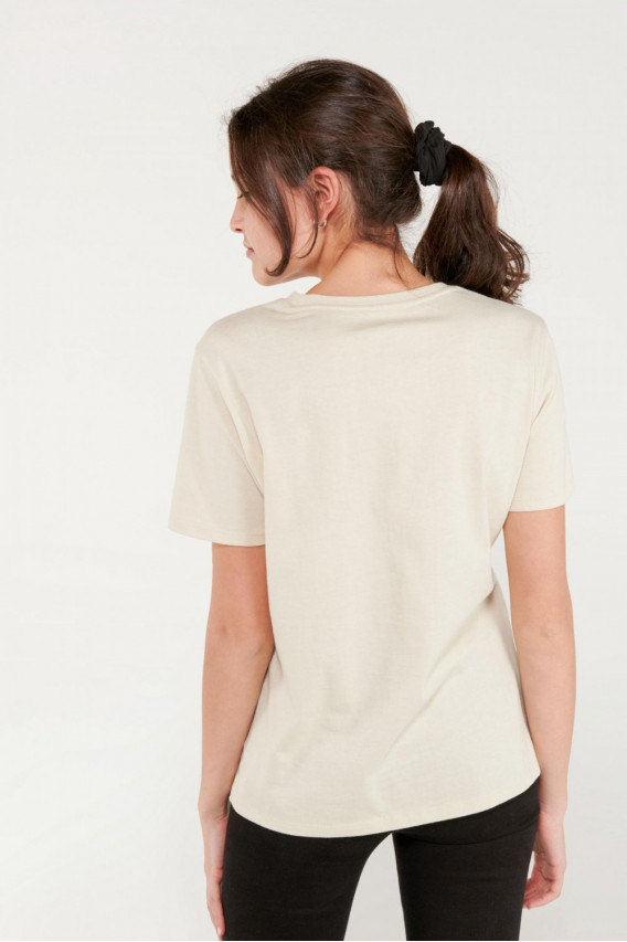 Camiseta manga corta con estampado en frente.