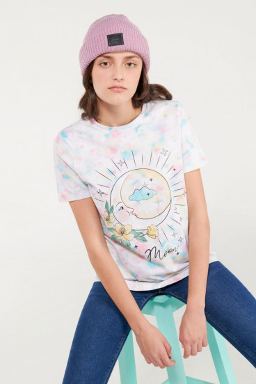 Camiseta manga corta tye dye con estampado en frente.