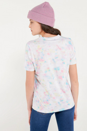 Camiseta manga corta tye dye con estampado en frente.