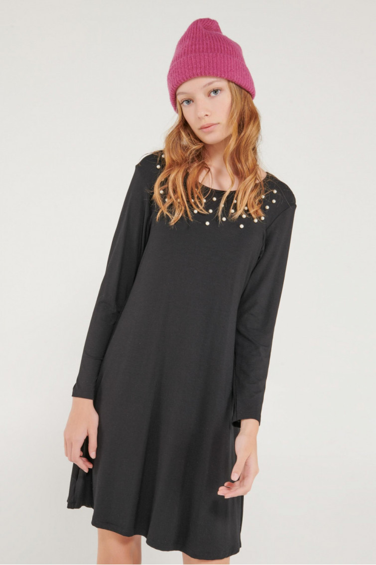 Vestido chic manga larga con perlas.