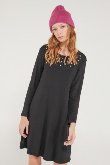 Vestido chic manga larga con perlas.