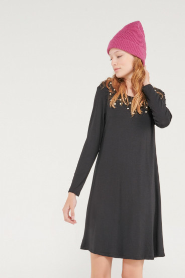 Vestido chic manga larga con perlas.