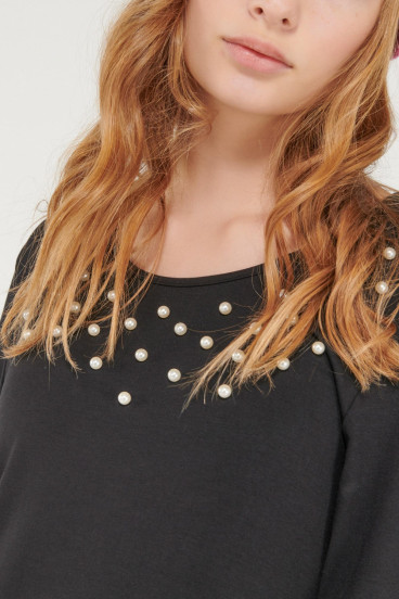 Vestido chic manga larga con perlas.