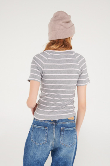 Camiseta básica, manga corta.