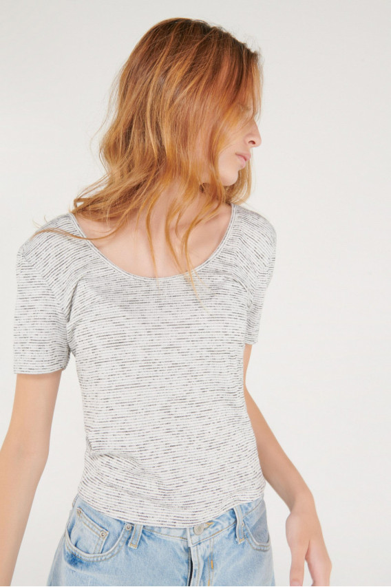 Camiseta chic manga corta con tela importada, detalle espalda.