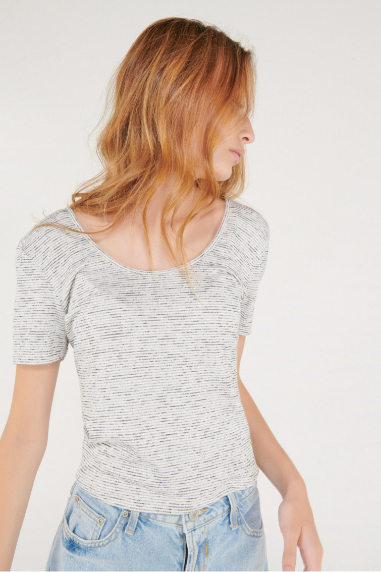 Camiseta chic manga corta con tela importada, detalle espalda.