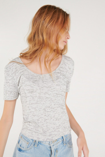 Camiseta chic manga corta con tela importada, detalle espalda.