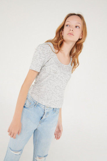 Camiseta chic manga corta con tela importada, detalle espalda.