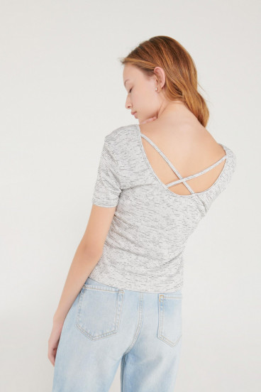 Camiseta chic manga corta con tela importada, detalle espalda.