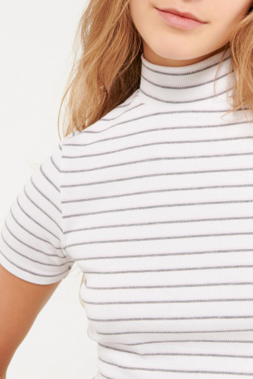 camiseta-manga-corta-con-cuello-alto