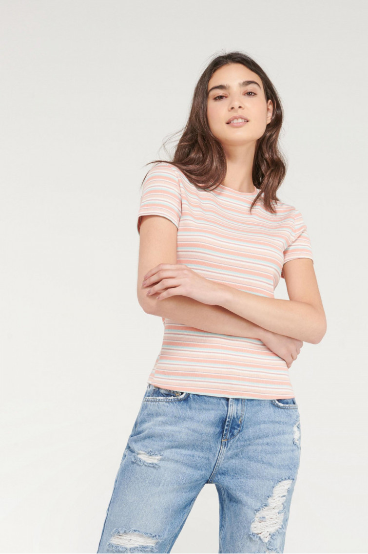 Camiseta básica, manga corta.