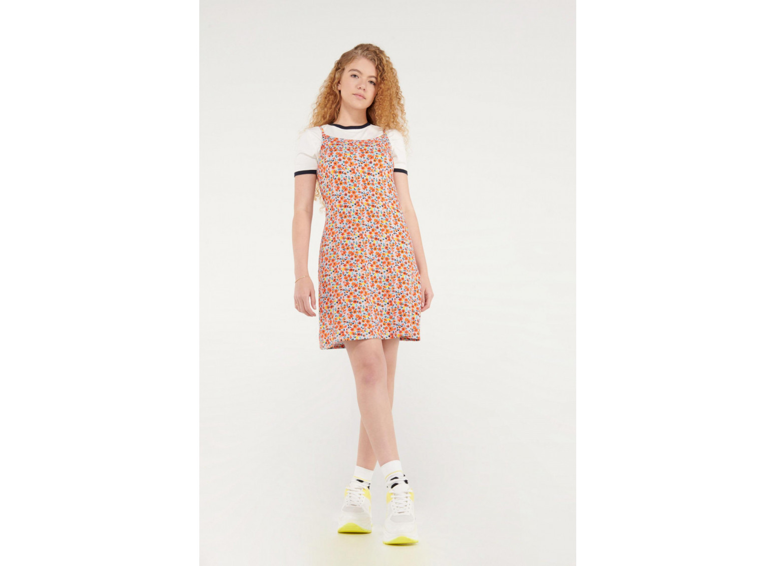 Vestido floral corto de tiras.