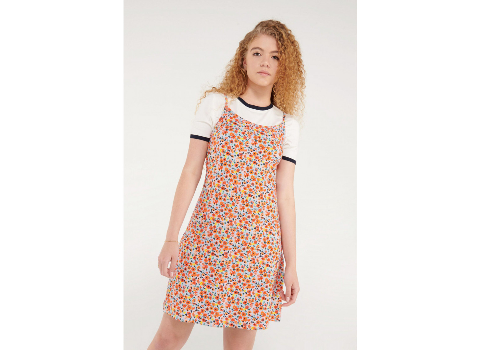 Vestido floral corto de tiras.
