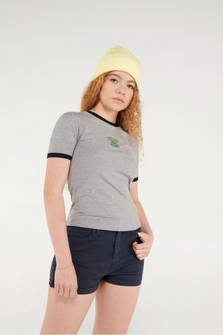 Camiseta cuello redondo, manga corta con puño en contraste, con estampado