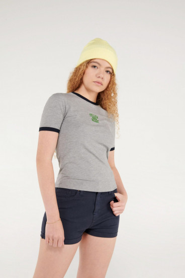 Camiseta cuello redondo, manga corta con puño en contraste, con estampado