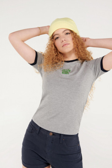 Camiseta cuello redondo, manga corta con puño en contraste, con estampado