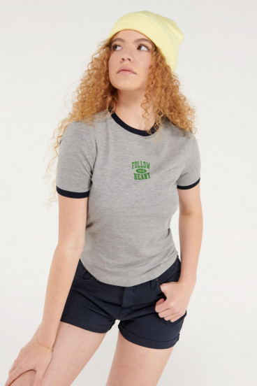 Camiseta cuello redondo, manga corta con puño en contraste, con estampado