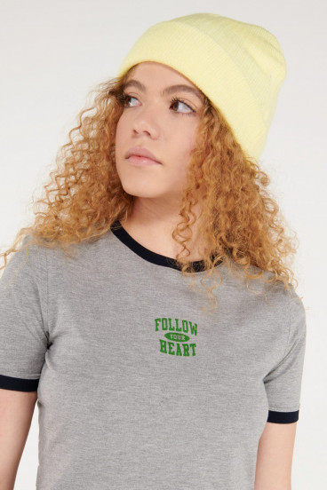 Camiseta cuello redondo, manga corta con puño en contraste, con estampado