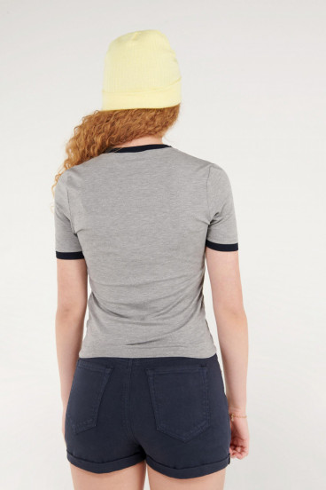 Camiseta cuello redondo, manga corta con puño en contraste, con estampado