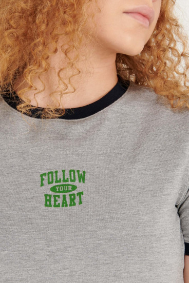 camiseta-cuello-redondo-manga-corta-con-puno-en-contraste-con-estampado