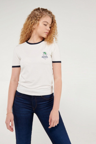 Camiseta cuello redondo, manga corta con puño en contraste, con estampado