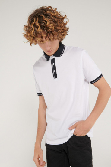 Polo unicolor, cuello camisero.