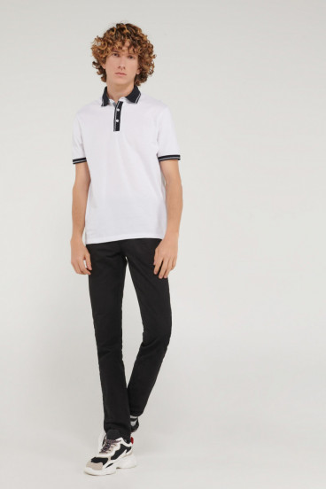 Polo unicolor, cuello camisero.