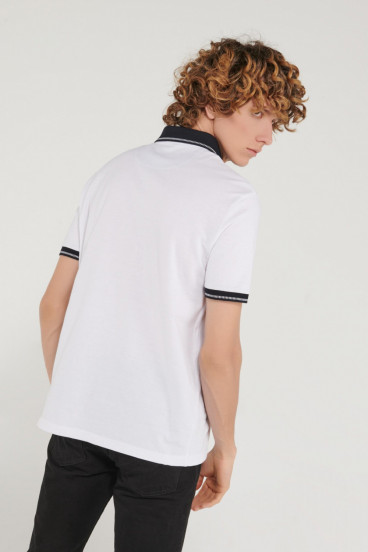 Polo unicolor, cuello camisero.