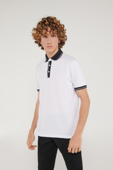 Polo unicolor, cuello camisero.
