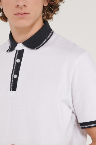 Polo unicolor, cuello camisero.