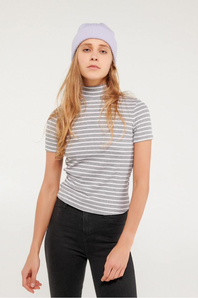 Camiseta manga corta con cuello alto