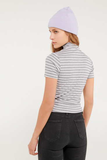 Camiseta manga corta con cuello alto