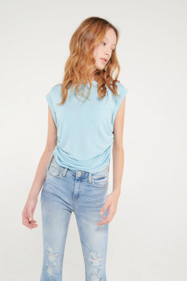 Camiseta sin mangas con recogido en costados.