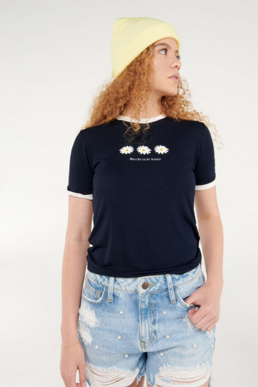 Camiseta cuello redondo, manga corta con puño en contraste, con estampado