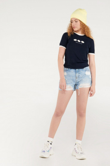 Camiseta cuello redondo, manga corta con puño en contraste, con estampado