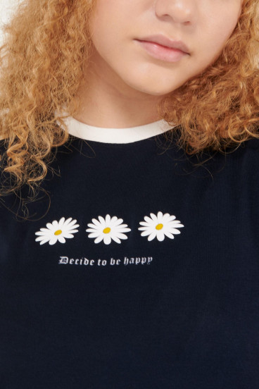 camiseta-cuello-redondo-manga-corta-con-puno-en-contraste-con-estampado