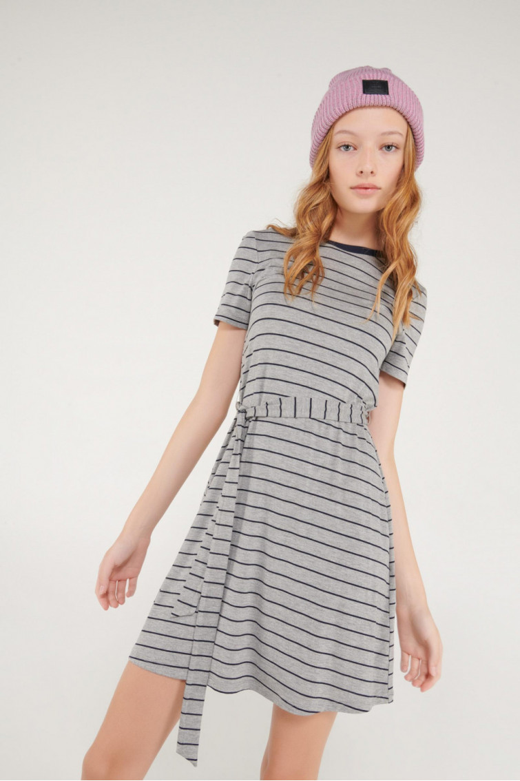 Vestido chic manga corta con cinturon.