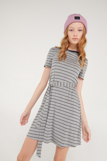 Vestido chic manga corta con cinturon.