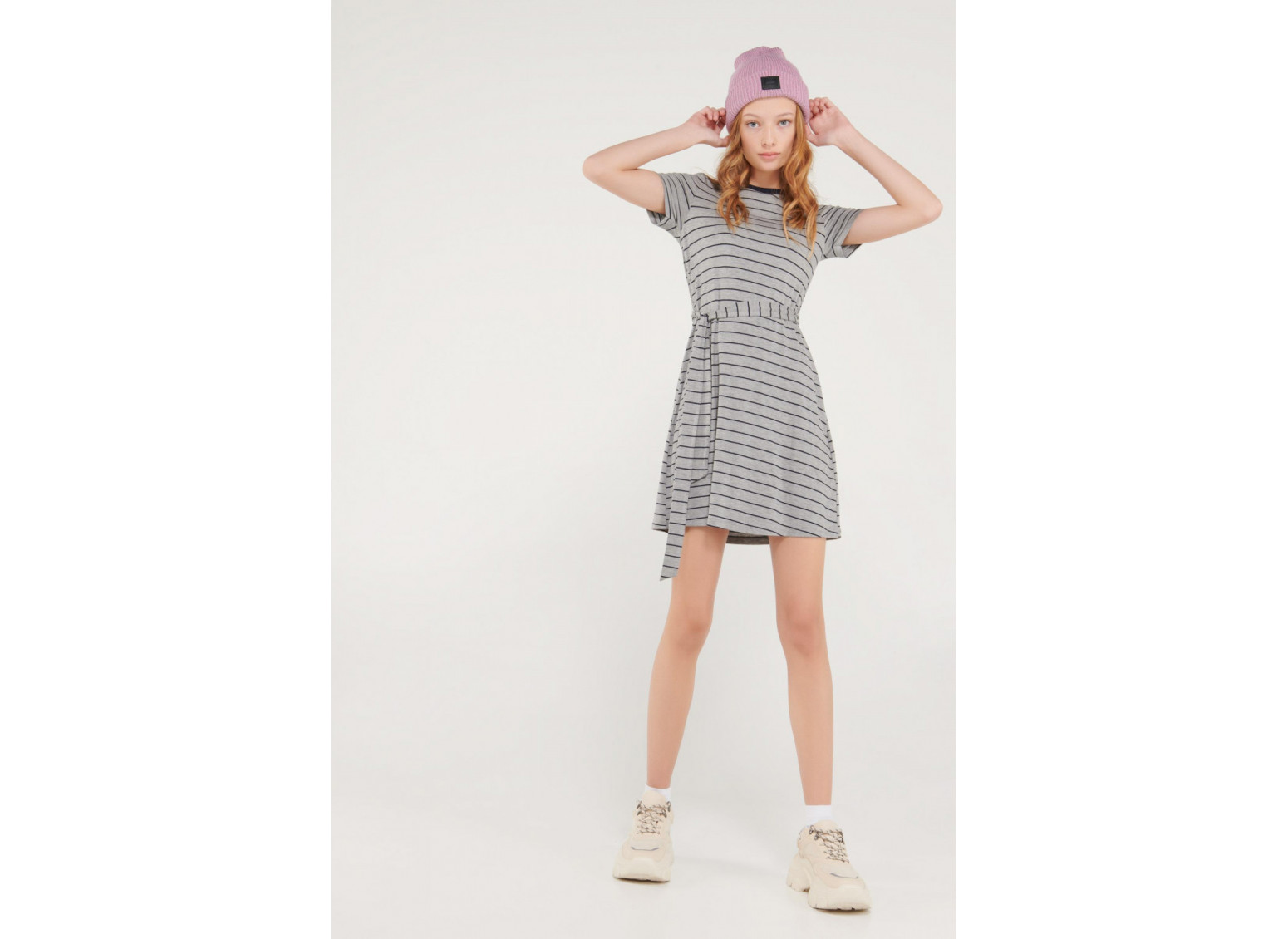 Vestido chic manga corta con cinturon.