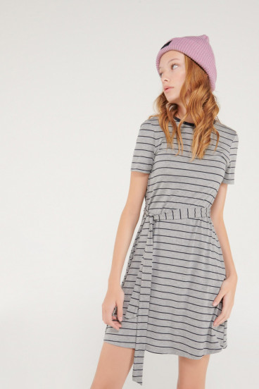 Vestido chic manga corta con cinturon.